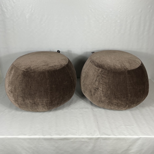 Sittpuffar, ett par, Arper, Italien.