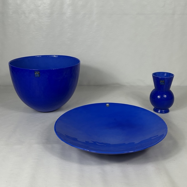 Eva Englund. Skål, vas och fat, varav två delar "Indigo".