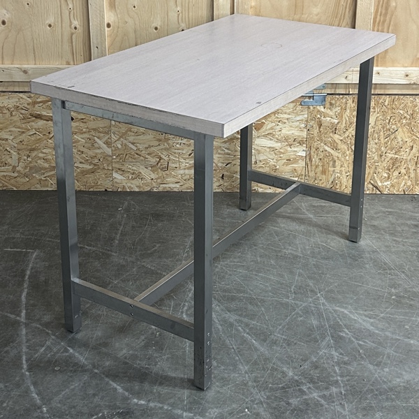 Bord med metallunderrede. 