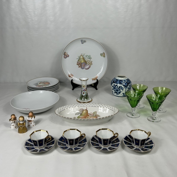 Parti glas och porslinsföremål. 