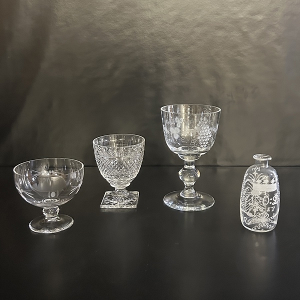 Skålar på fot och karaff, 4 delar, glas.