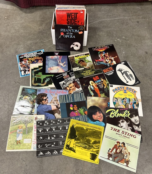 LP-skivor i träback, 60 st blandad musik