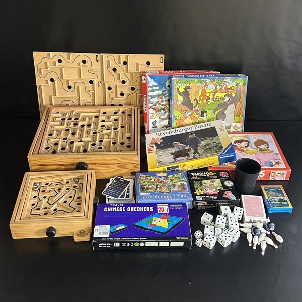 Pussel och sällskapsspel. 