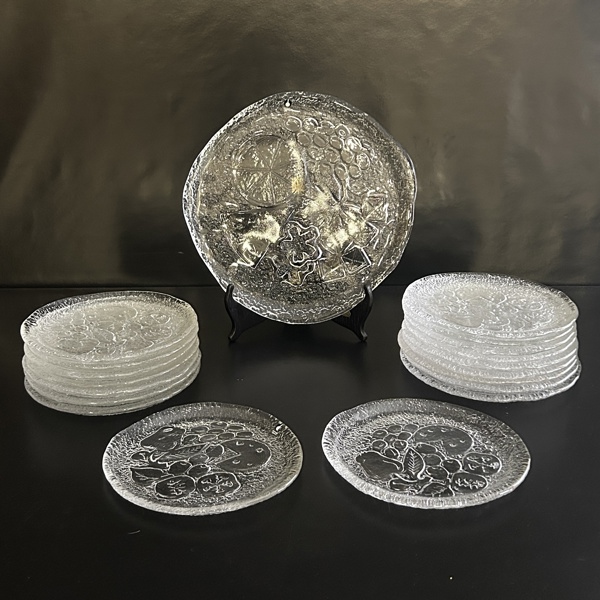 Fat och assietter, 19 delar, Pukeberg.