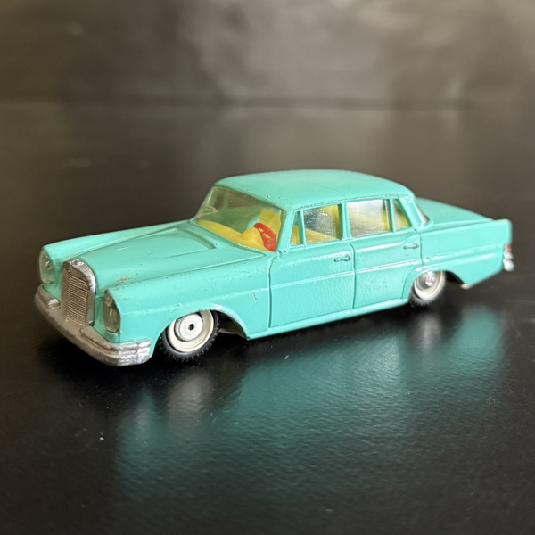 Tekno. Plåtleksaksbil, Mercedes 220 SE, Danmark.