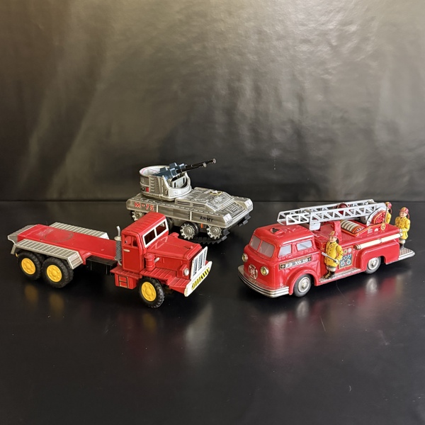 Plåtleksaker, 3st, 1900-tal.