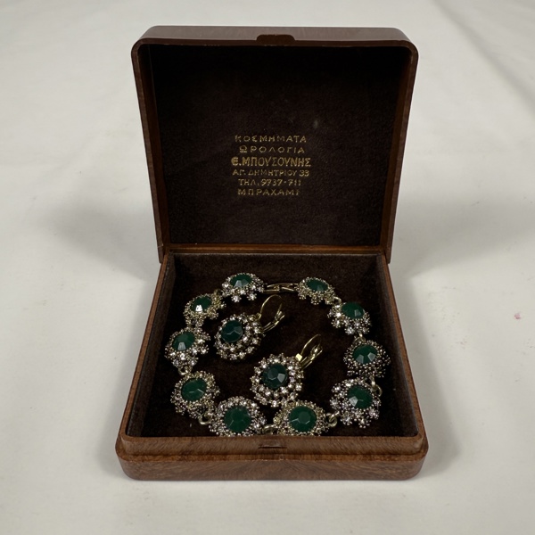 Armband och örhängen.