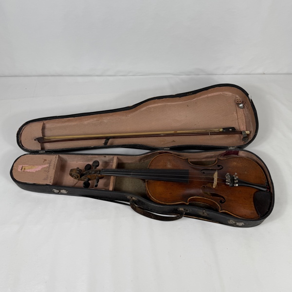 Fiol, med fodral och stråke, 1736.