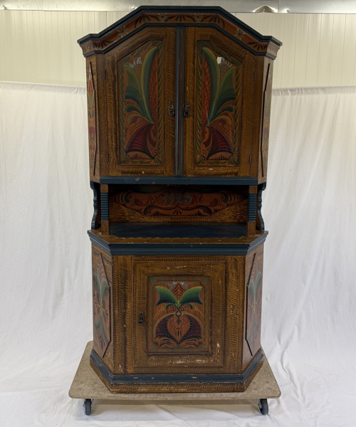 Skänkskåp, allmoge, daterat 1923.