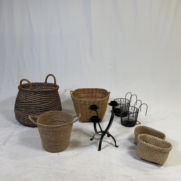 Korgar, 7st, samt en ljusstake.