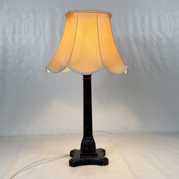 Bordslampa i trä, 1900-tal.