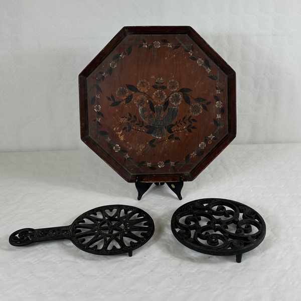 Bricka, allmoge, samt grytunderlägg gjutgods.