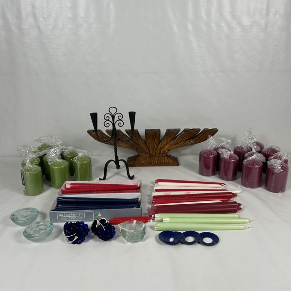 Kandelabrar och ljuslyktor med stearinljus.