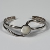 Armband i sterlingsilver, med sten.