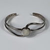 Armband i sterlingsilver, med sten.
