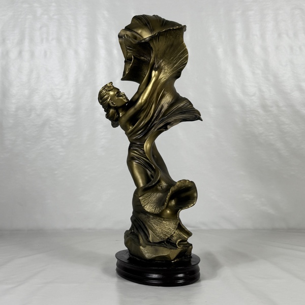 Skulptur på träsockel, "Sheng Da Li Pin".