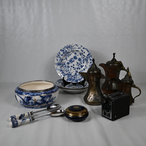 Tallrikar, kannor och lådkamera, m.m.
