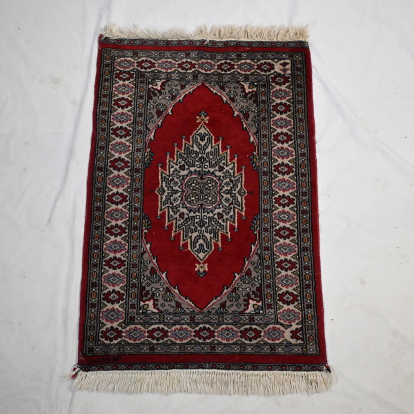 Bönematta, handknuten, signerad.