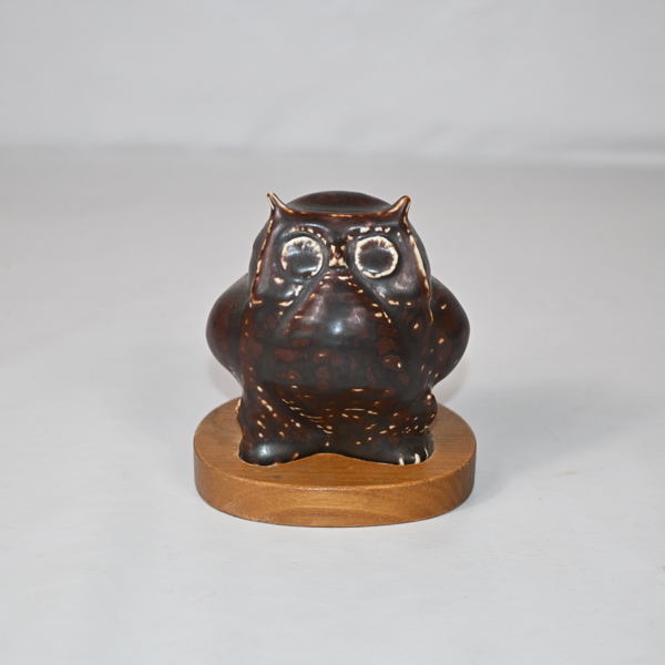 Carl Harry Stålhane. Skulptur på träsockel, "Uggla", signerad.