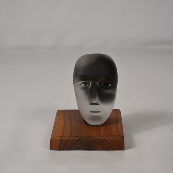 Skulptur på träsockel, glas.