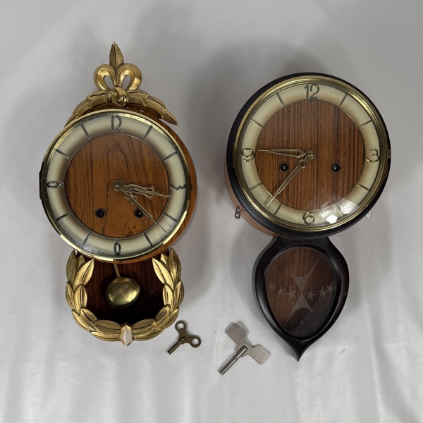 Väggur, 2 st, 1900 tal.