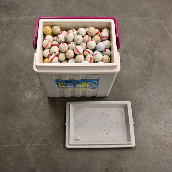 Stort parti golfbollar.