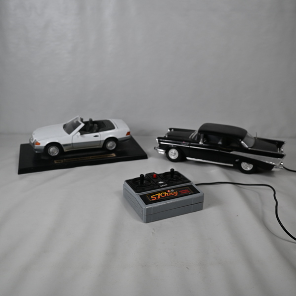 Plåtleksaksbilar, 2 st, 1900 tal.