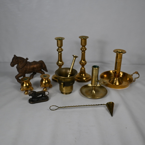 Parti mässingsföremål.