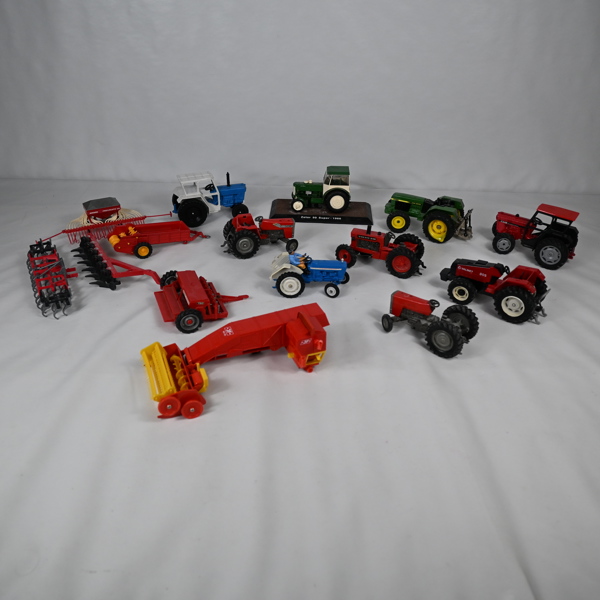 Parti plåtleksakstraktorer, med tillbehör.