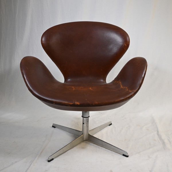 Arne Jacobsen. Fåtölj, "Svanen", Fritz Hansen, Danmark, 1965.