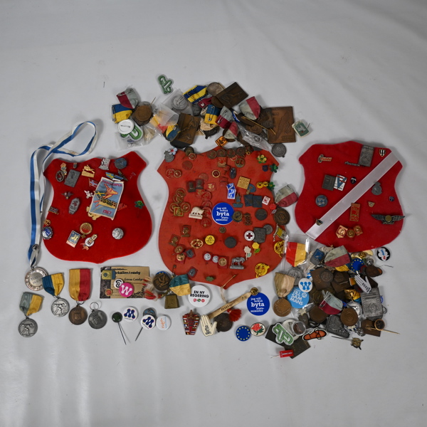 Parti märken, pins och medaljer.