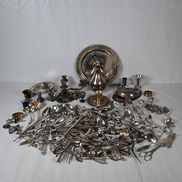 Stort parti nysilverföremål.