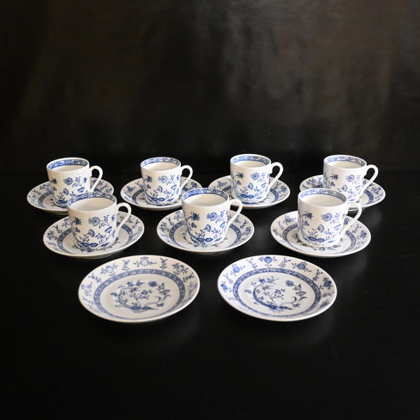 Stig Lindberg. Kaffekoppar med fat, 7+9st, Dresden, Gustavsberg.