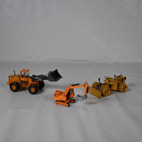 Plåtleksaker, 3st, 1900-tal.