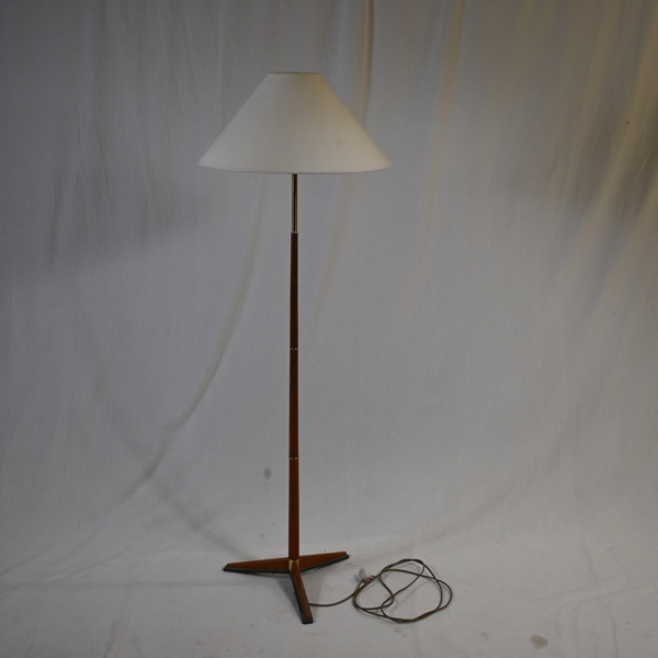 Golvlampa, teak och mässing, 1900-talets andra hälft.