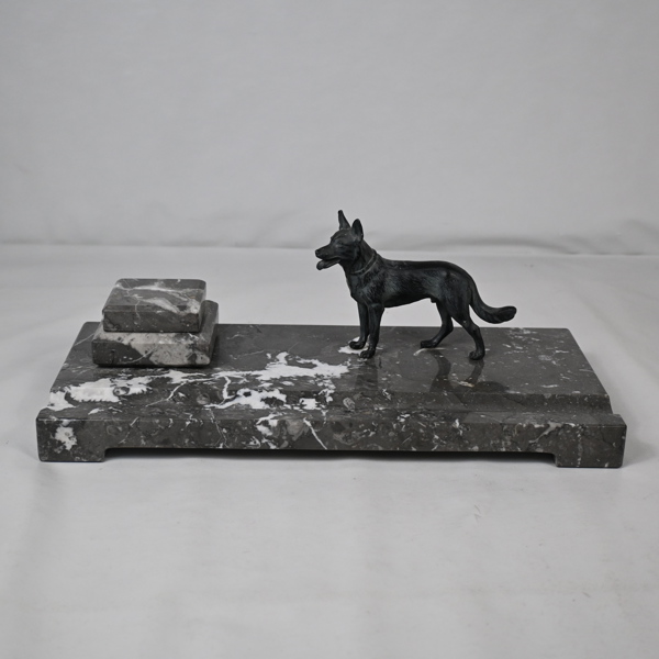 Pennställ med figurin, sten, 1900-tal.