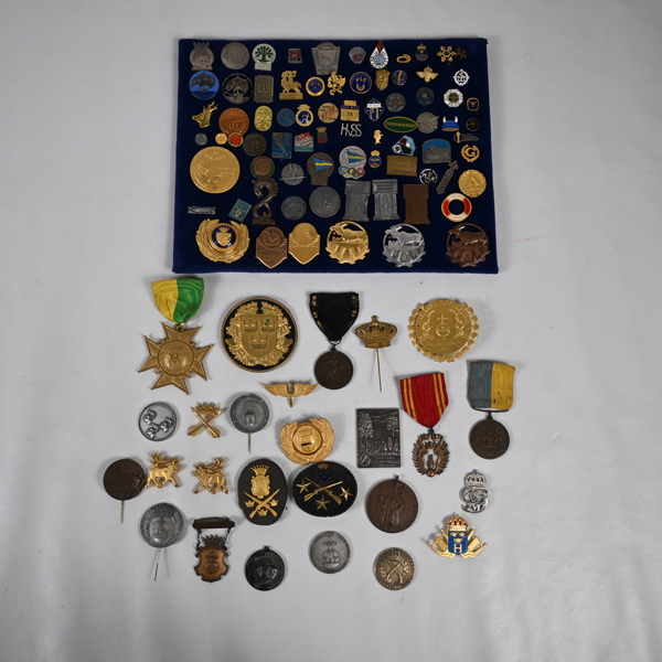 Parti pins och medaljer.