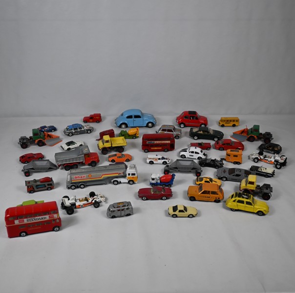 Plåtleksaksbilar, mestadels Corgi Toys.