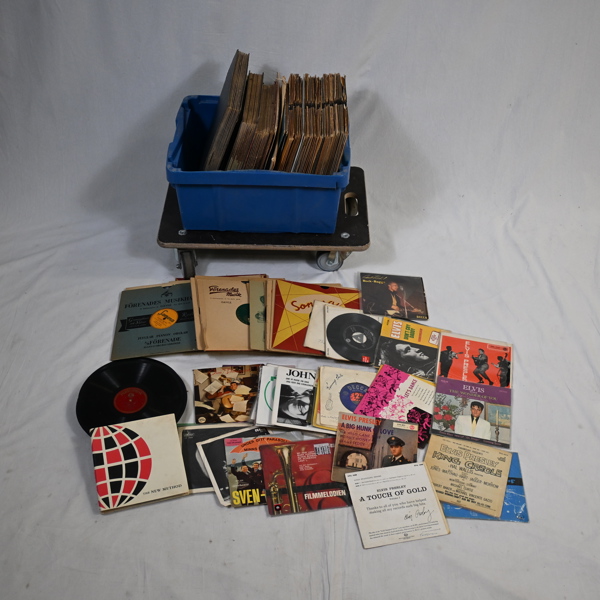 Parti stenkakor och singelskivor.