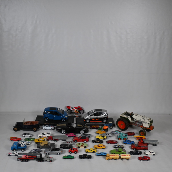 Parti plåtleksaksbilar, 1900-tal.