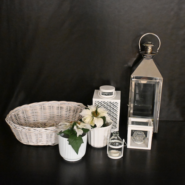 Krukor, lyktor och korg.