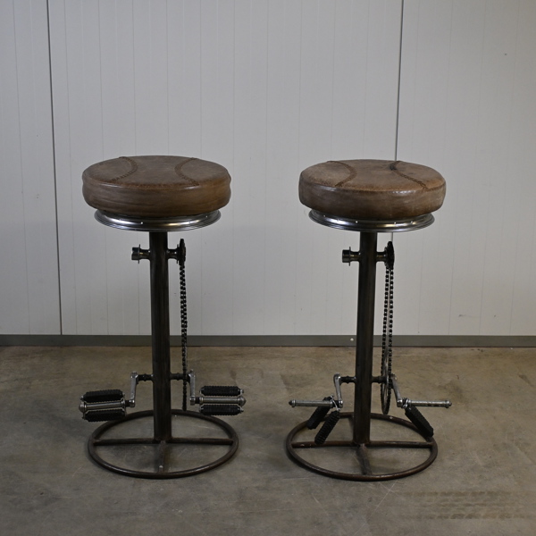 Barstolar, ett par, läder och metall, samtida.