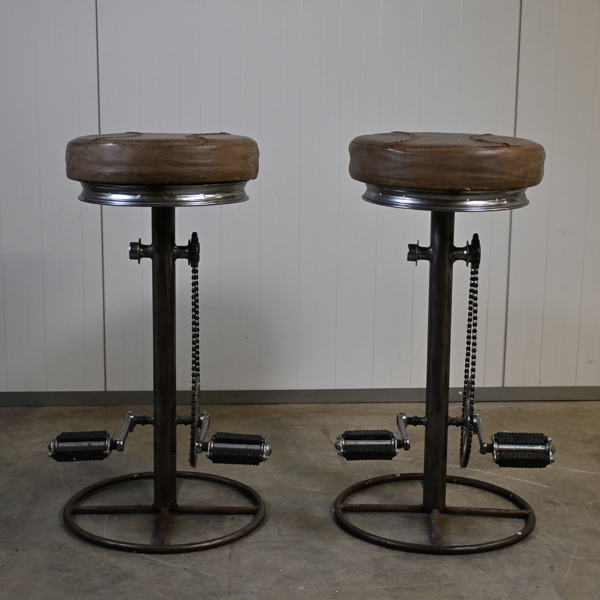 Barstolar, ett par, läder och metall, samtida.
