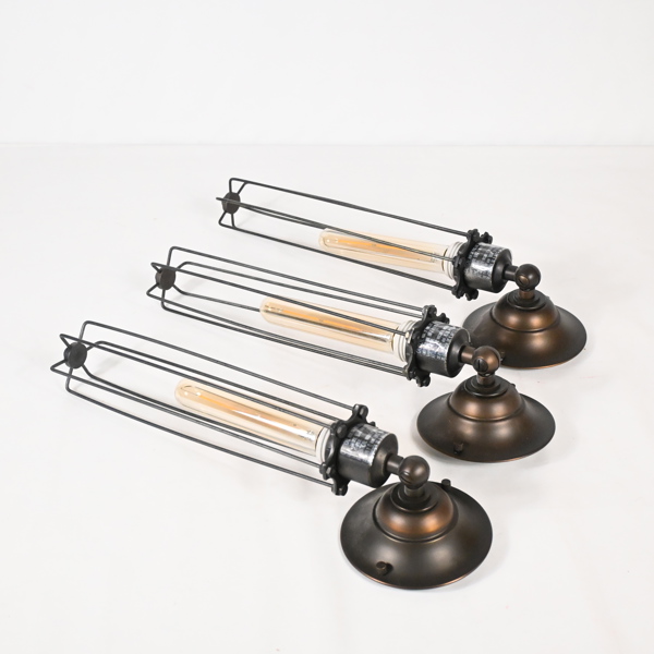 Vägglampor, 3st, samtida.