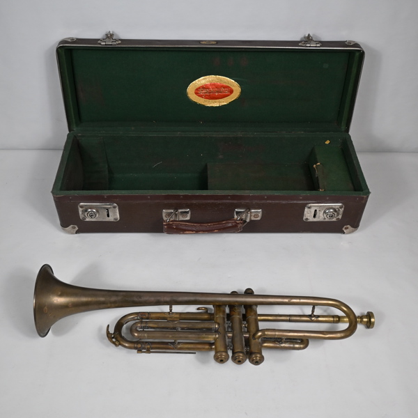 Trumpet med väska, 1900-tal.