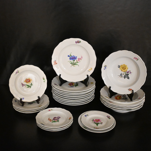 Tallrikar och assietter, 25 delar, porslin, Messien, Tyskland.