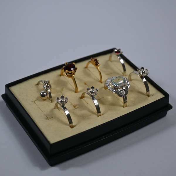 Ringar i silver, 8st, med stenar.