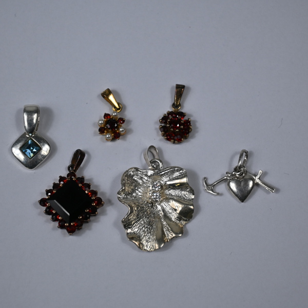 Hängen i silver, 6st, med stenar.