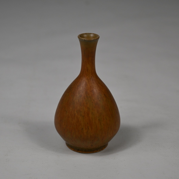 Gunnar Berg. Miniatyrvas, Höganäs, signerad.