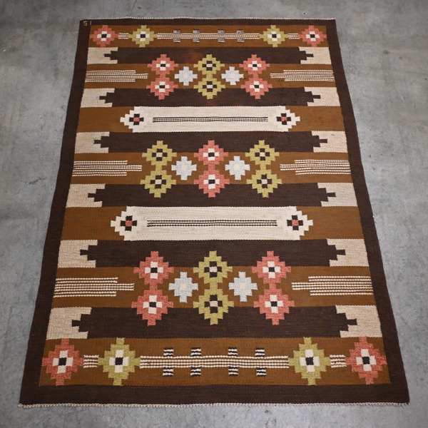 Ingegerd Silow. Matta, "Frösön", röllakan, signerad.